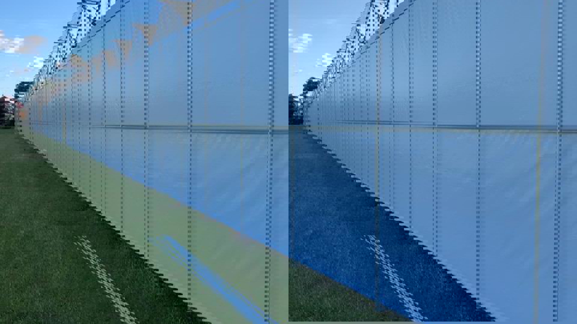 Twingevelschermen buiten aan beide zijden van de kas voor optimale licht- en temperatuurregeling